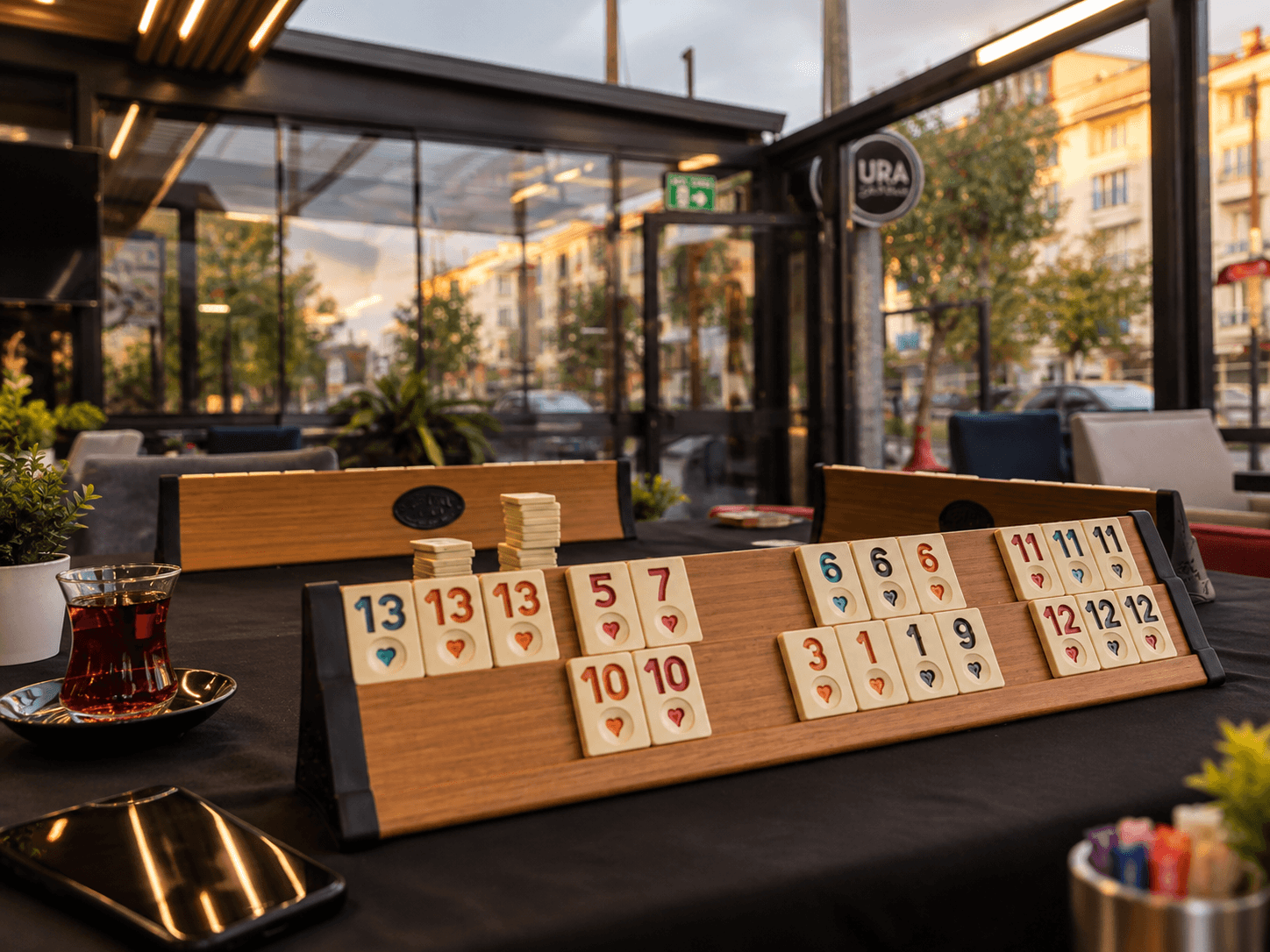 Aura Cafe'de 101 Okey oynanan masa